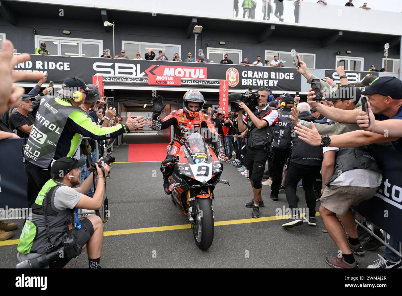 MELBOURNE, AUSTRALIE. 25 février 2024. Danilo Petrucci(9), Italien, pilotant la Ducati Panigale V4R pour BARNI Spark Racing Team, entre au Parc ferme après avoir terminé troisième place dans la course 2 du championnat du monde Superbike 2024 au circuit de Phillip Island. Crédit Karl Phillipson/Alamy Live News Banque D'Images