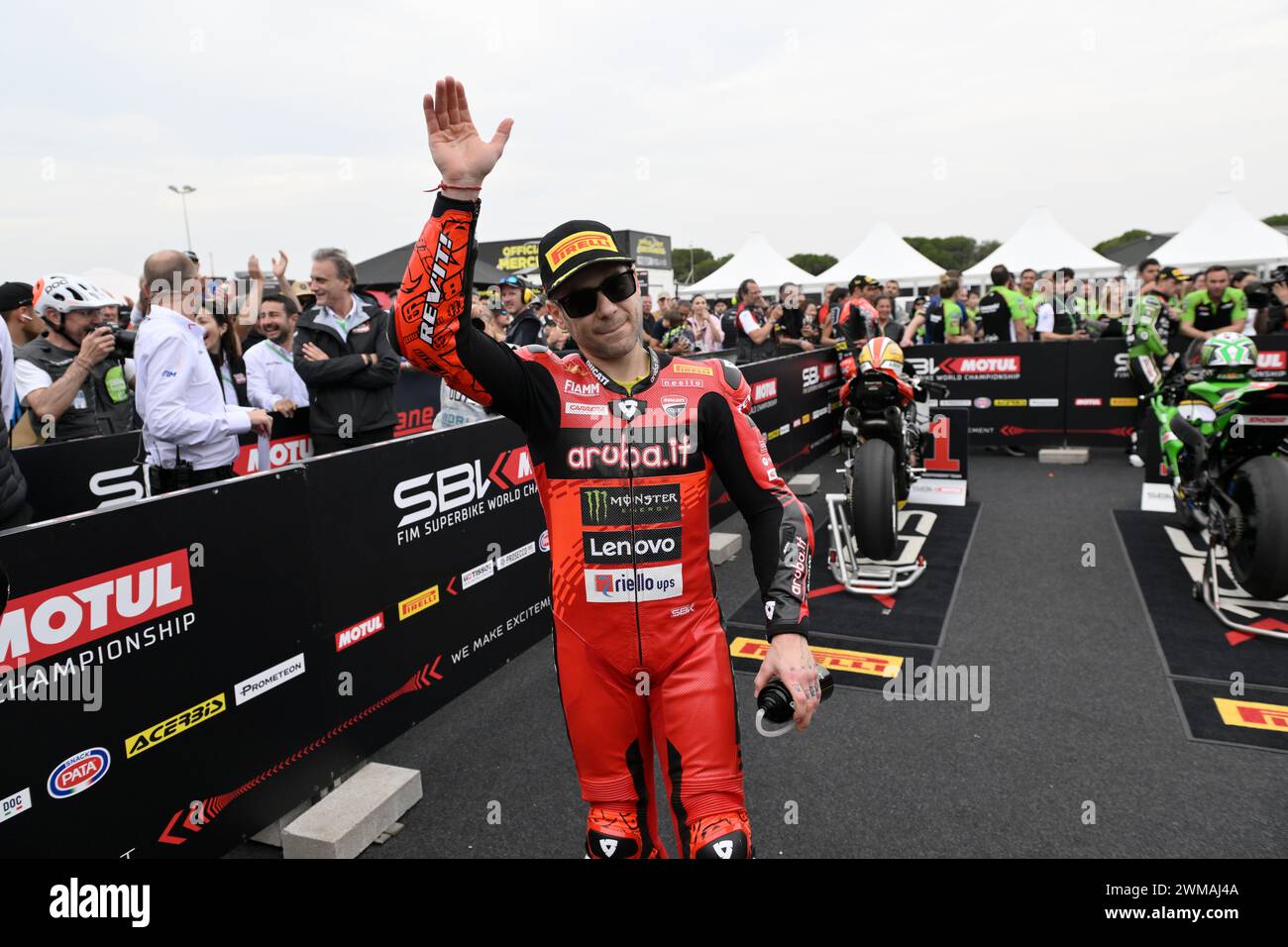 MELBOURNE, AUSTRALIE. 25 février 2024. Alvaro Bautista(1) d'Espagne pilotant la Ducati Panigale V4R pour Aruba.IT Racing - Ducati fait signe aux spectateurs et aux fans réunis après sa troisième place sur le podium lors de l'ouverture du Championnat du monde de Superbike 2024 sur le circuit de Phillip Island. Crédit Karl Phillipson/Alamy Live News Banque D'Images