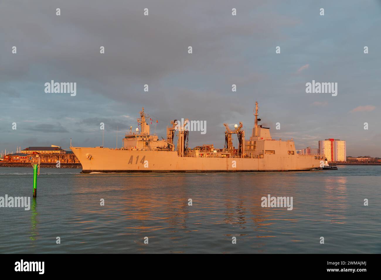 Navire de soutien de la flotte espagnole ESPS A14 Patino quittant le port de Portsmouth. Côté large regardant le côté du port passant Fort Blockhouse Gosport. Banque D'Images
