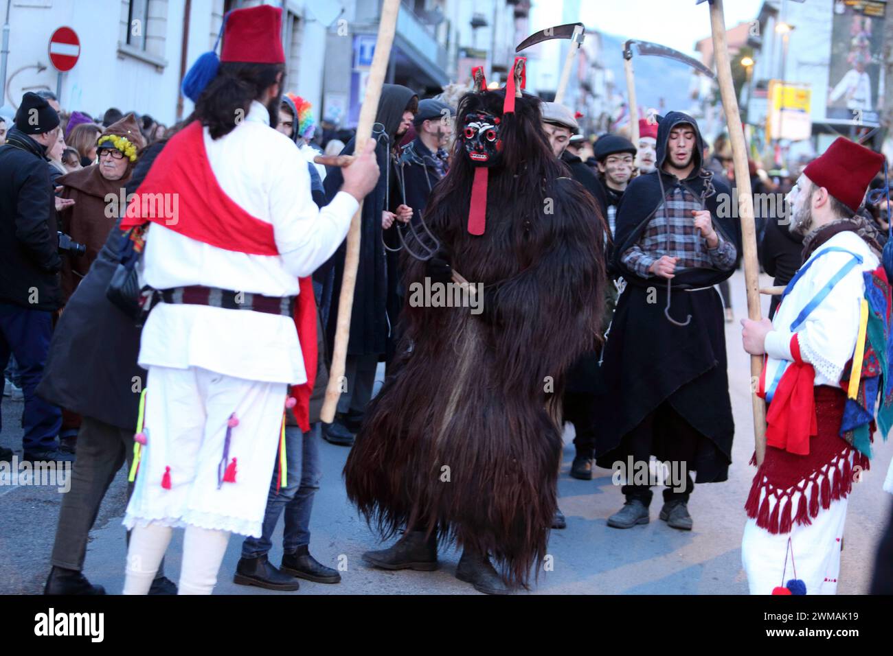 Isernia, Italie. 24 février 2024 - deuxième édition du carnaval européen des masques zoomorphes - le diable de Tufara Banque D'Images