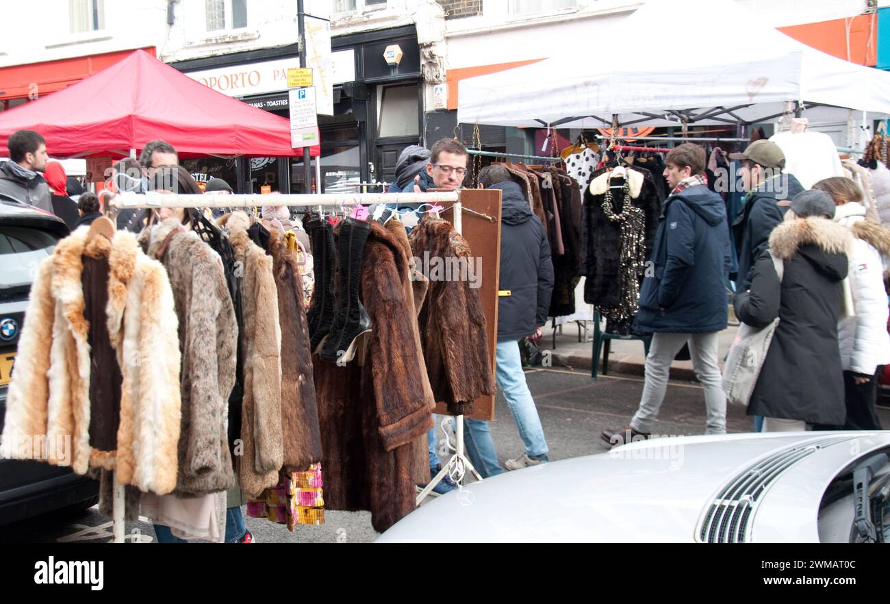 Vintage Clothes section, Portobello Road Market, Portobello Road, Notting Hill, Londres, ROYAUME-UNI Banque D'Images