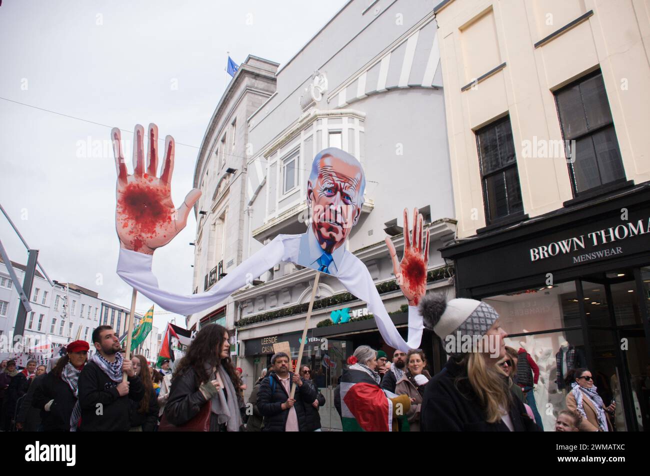 Cork City, Irlande. 24 février 2024. Dans un acte frappant de solidarité, une foule dynamique de manifestants a rempli les rues de Cork aujourd'hui, debout ensemble dans un front uni pour le peuple palestinien. Crédit : Karlis Dzjamko/Alamy Live News Banque D'Images