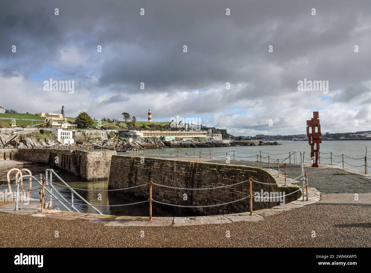 Sculpture de Sir Anthony Gormley ‘look II’ 12ft sur West Hoe Pier Plymouth. Une figure humaine regarde la mer symbolisant « le désir de traverser t Banque D'Images