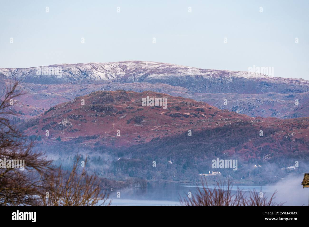 Cumbria, Royaume-Uni. , . Météo britannique. Neige sur les hauteurs au-dessus et autour du lac Windermere, Cumbria sud, le Lake District . Crédit : Gordon Shoosmith/Alamy Live News Banque D'Images