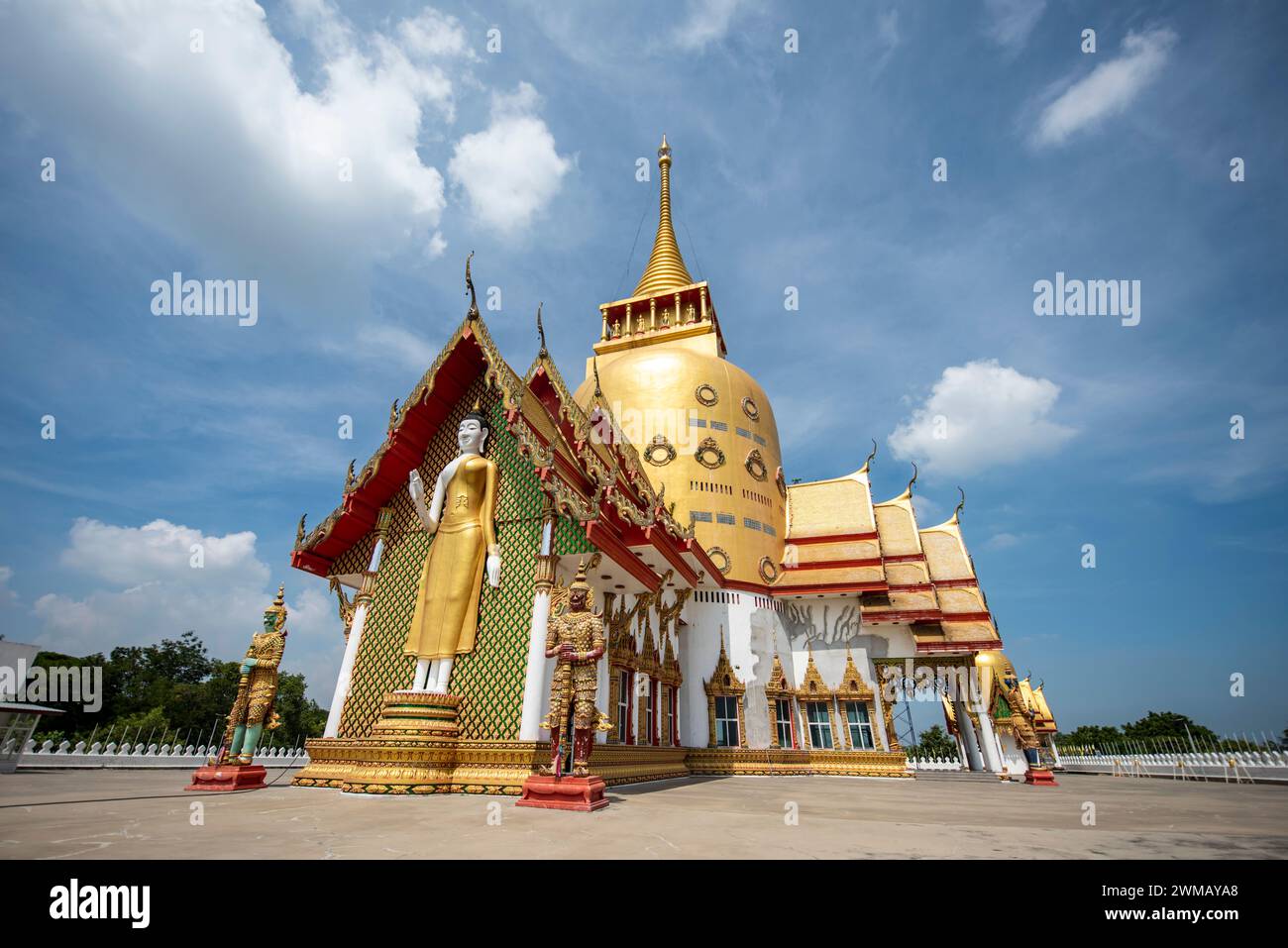 Le Wat Phrong Akat ou Phra Archan Somchai près de la ville Mueang Chachoengsao ville dans la province de Chachoengsao en Thaïlande. Thaïlande, Chachoengsao, Novemb Banque D'Images