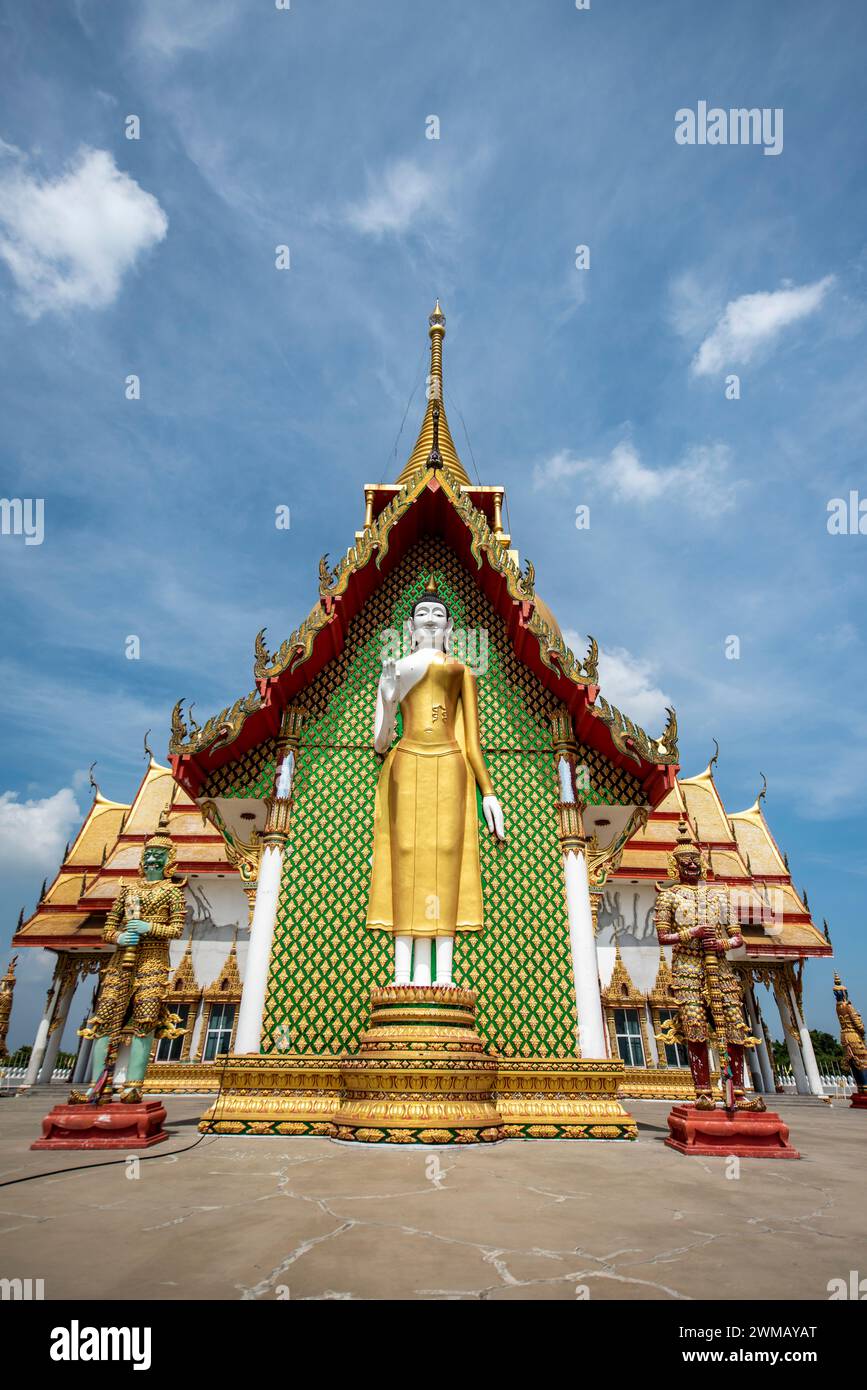 Le Wat Phrong Akat ou Phra Archan Somchai près de la ville Mueang Chachoengsao ville dans la province de Chachoengsao en Thaïlande. Thaïlande, Chachoengsao, Novemb Banque D'Images