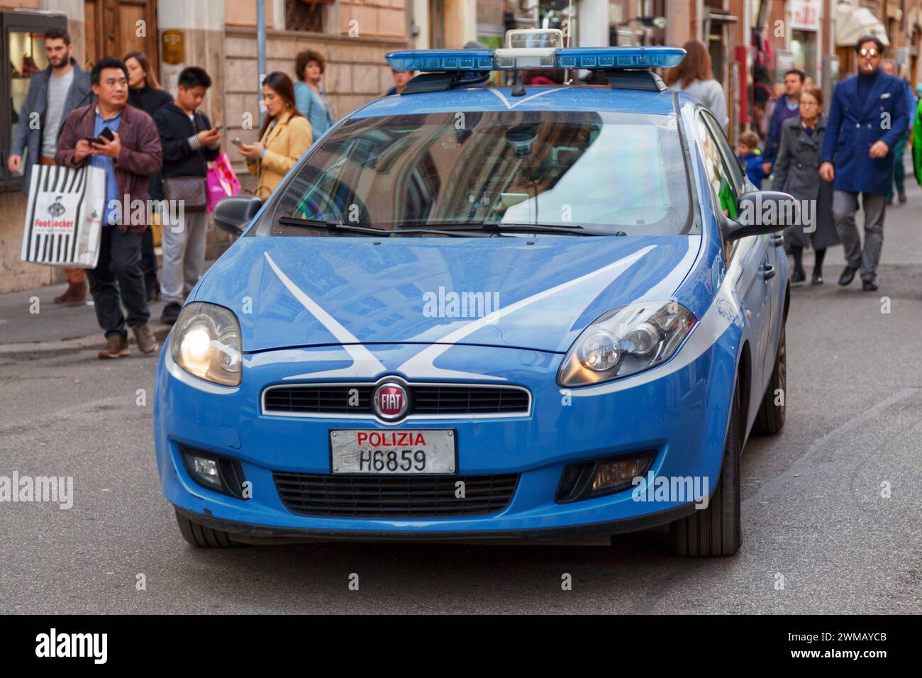 Rome, Italie - Mars 17 2018 : une voiture de police de la Squadra volante de la 'Polizia', garée dans une rue de Rome. Banque D'Images