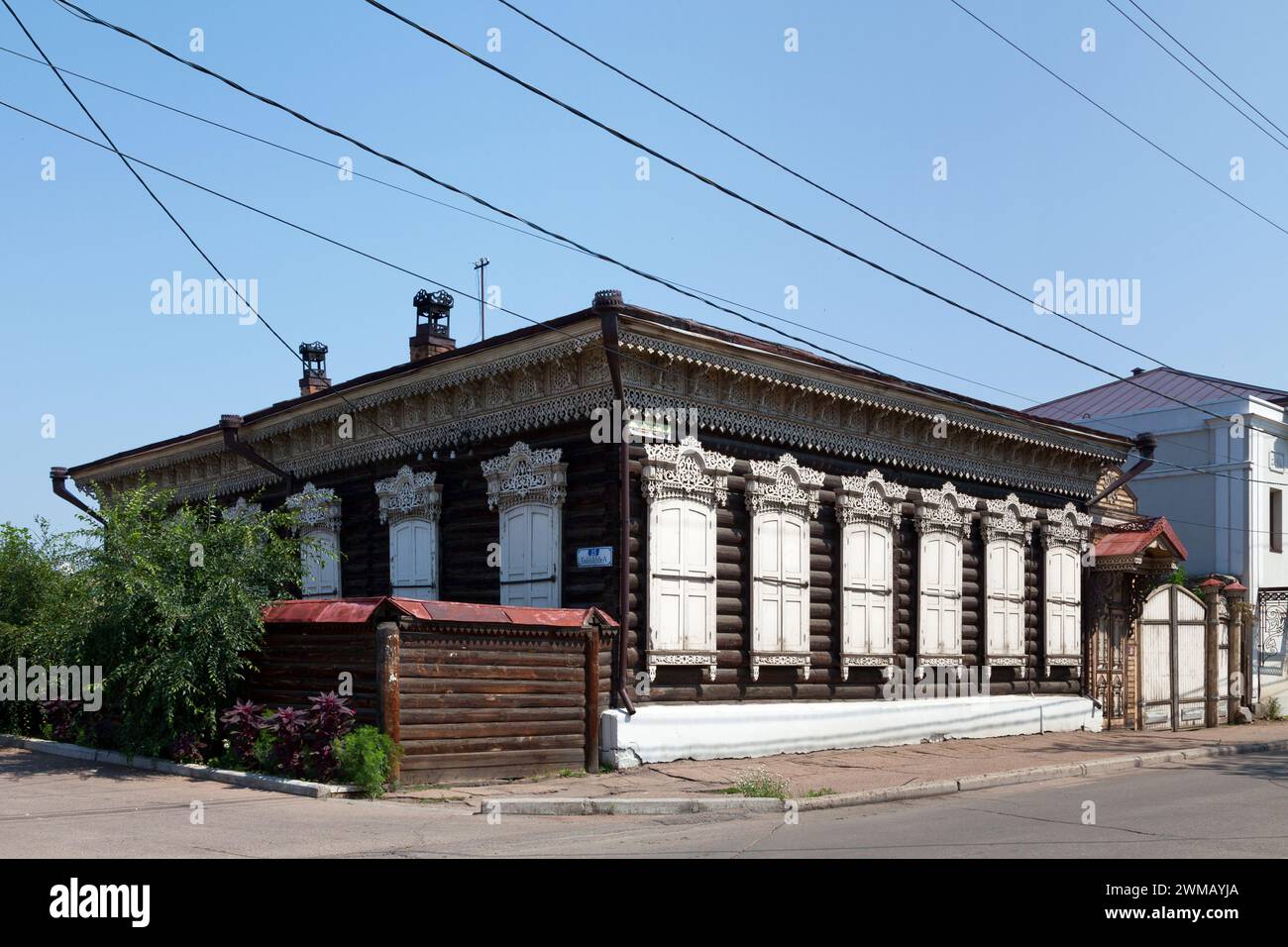 Ulan-Ude, Russie - juillet 29 2018 : vieille maison en bois près de la Sainte Cathédrale Odigitrievsky. Banque D'Images