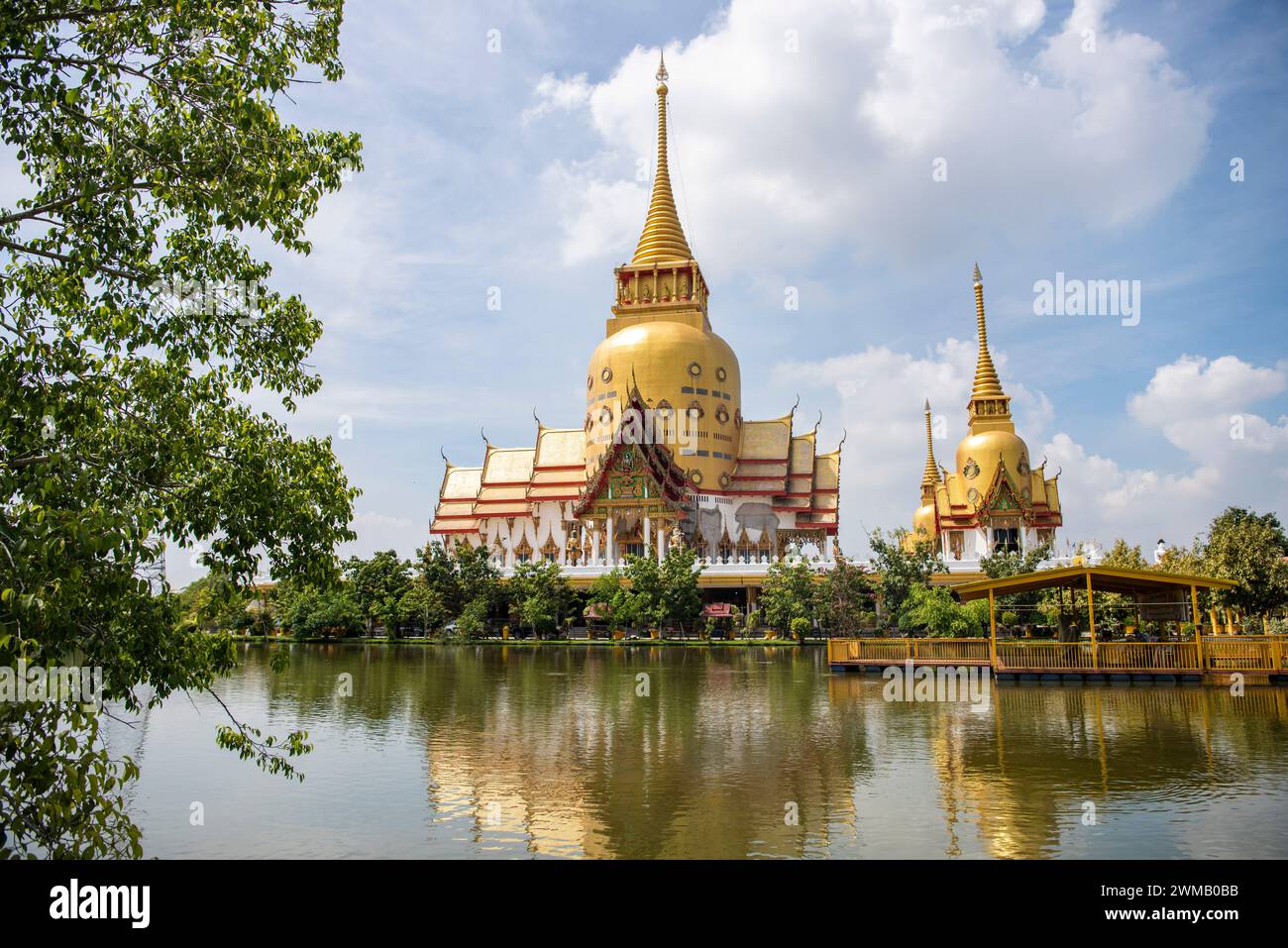 Le Wat Phrong Akat ou Phra Archan Somchai près de la ville Mueang Chachoengsao ville dans la province de Chachoengsao en Thaïlande. Thaïlande, Chachoengsao, Novemb Banque D'Images