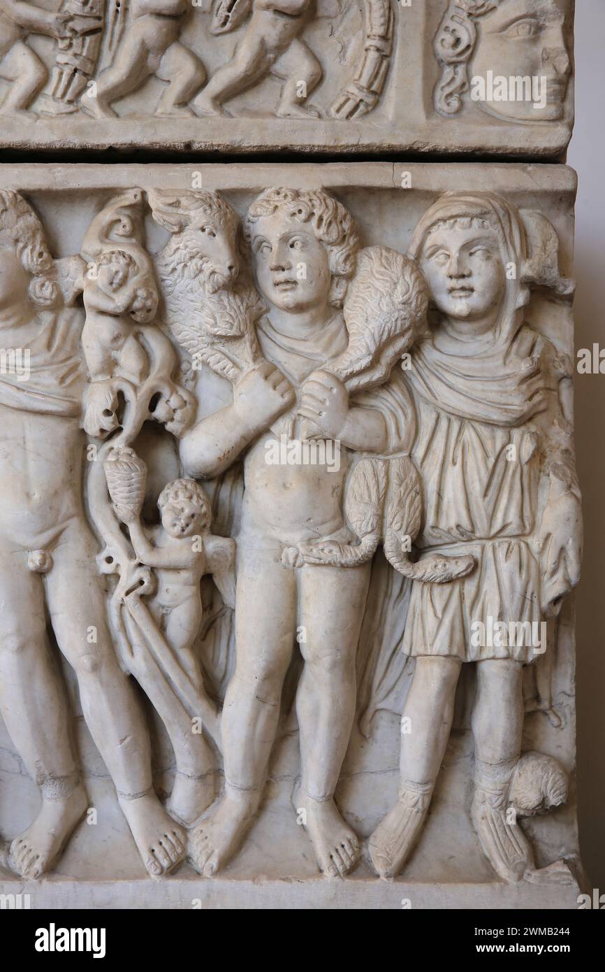 Sarcophage. Drunken Dionysos tenu par un Satyre et les saisons. Marbre. IVe siècle après JC. Détail des agriculteurs. Provenance inconnue. Musée national romain Banque D'Images