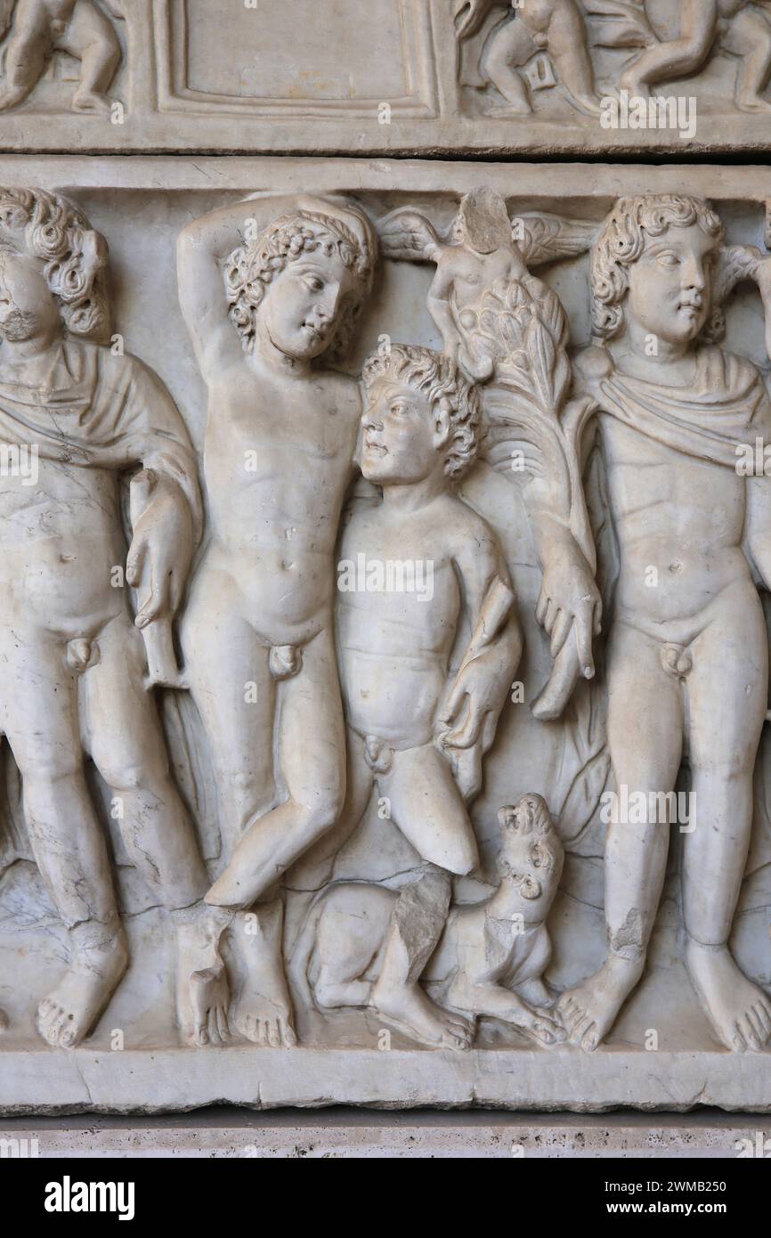 Sarcophage. Dionysos et les saisons. Marbre. IVe siècle après JC. Détail de dunken Dionuysus aidé par un satyre. Provenance inconnue. Musée national romain Banque D'Images
