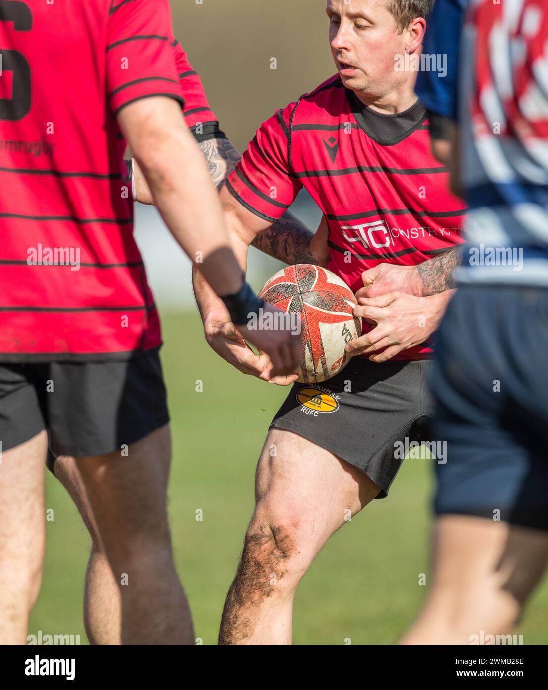 Joueur de rugby amateur masculin jouant un jeu de rugby. Banque D'Images