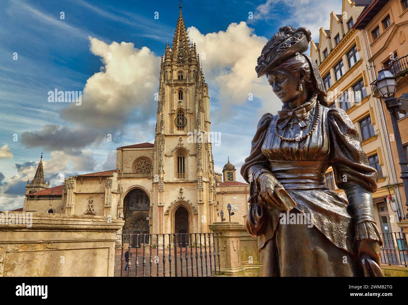 Sculpture 'la Regenta' de Mauro Alvarez, Plaza Alfonso II El Casto, Cathédrale, Oviedo, Asturies, Espagne Banque D'Images