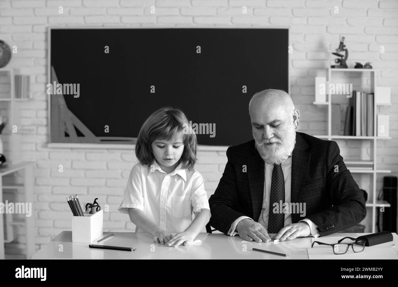 Joyeux enfant à l'école. Aide enseignant pour apprendre. Éducation, enseignement, école primaire Banque D'Images