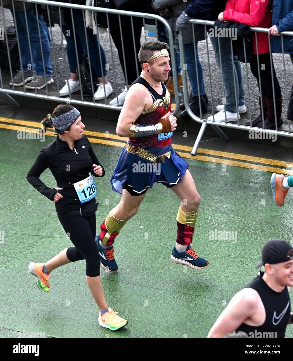 Brighton UK 25 février 2024 - des milliers de coureurs participent au semi-marathon de Brighton par un matin froid et froid le long de la côte sud : Credit Simon Dack / Alamy Live News Banque D'Images