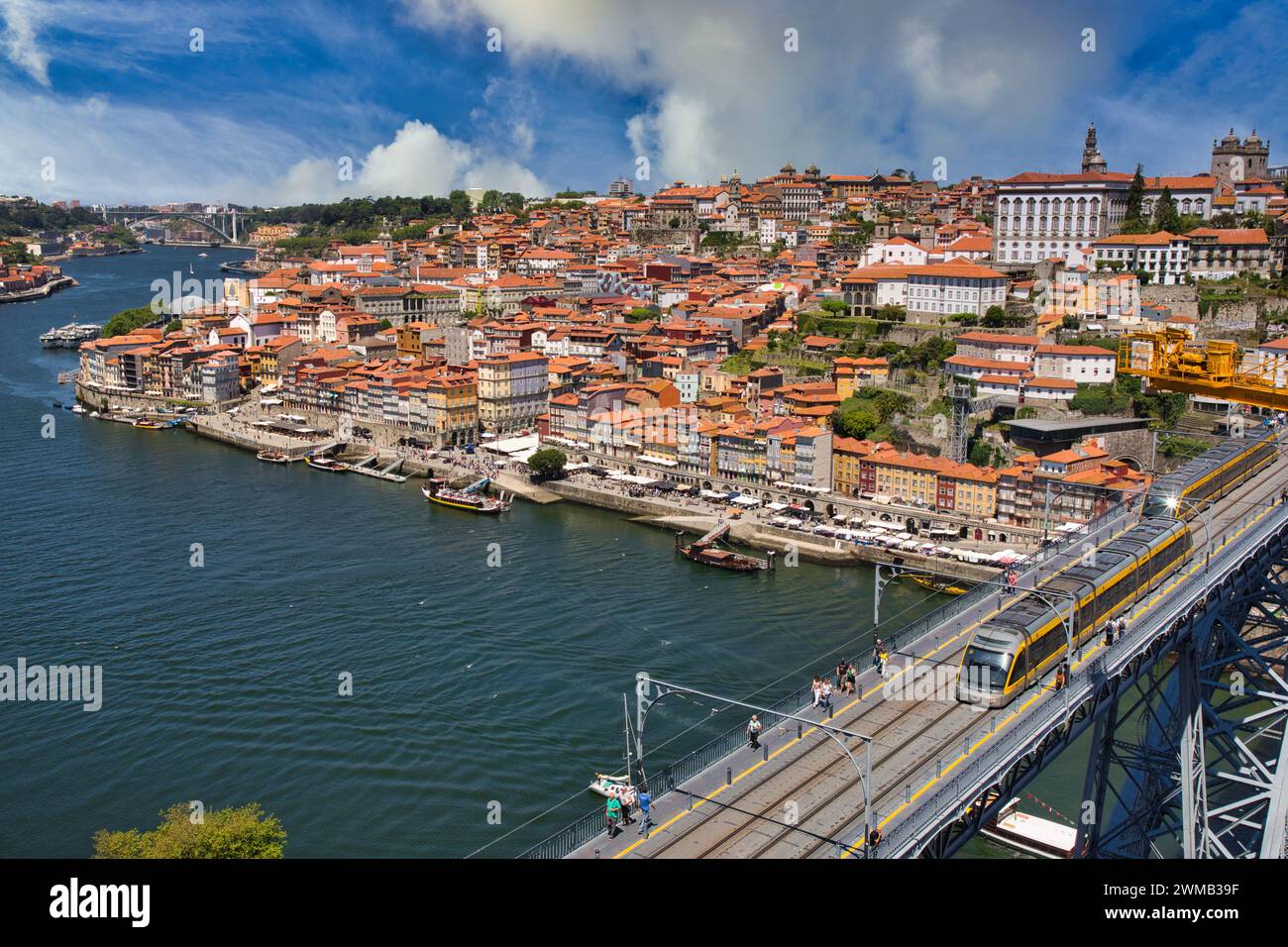 Tramway, pont Ponte Dom Luis I, rivière Rio Douro, Porto, Portugal Banque D'Images