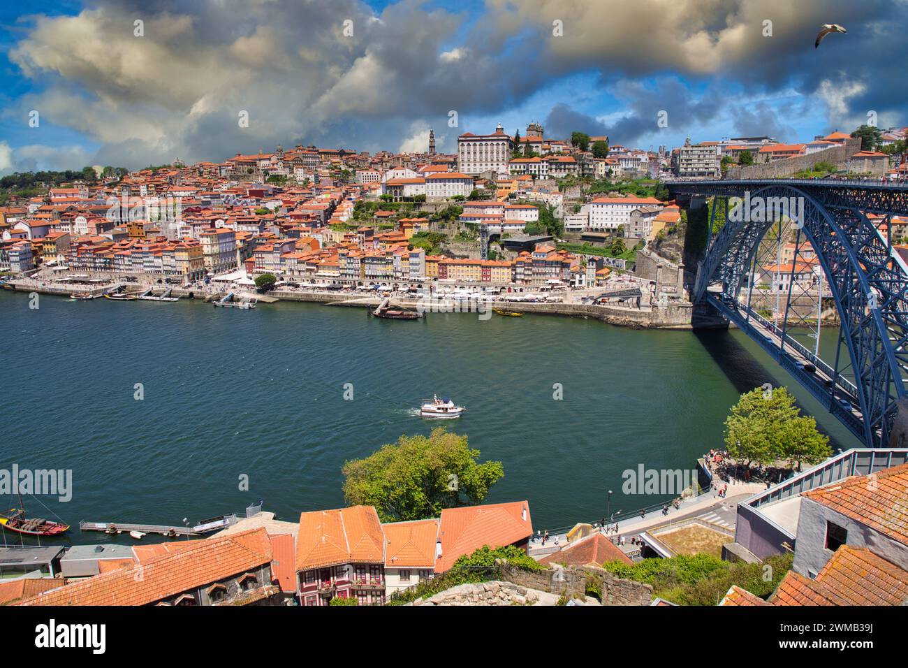 Bateau, rivière Rio Douro, pont Ponte Dom Luis I, Porto, Portugal Banque D'Images