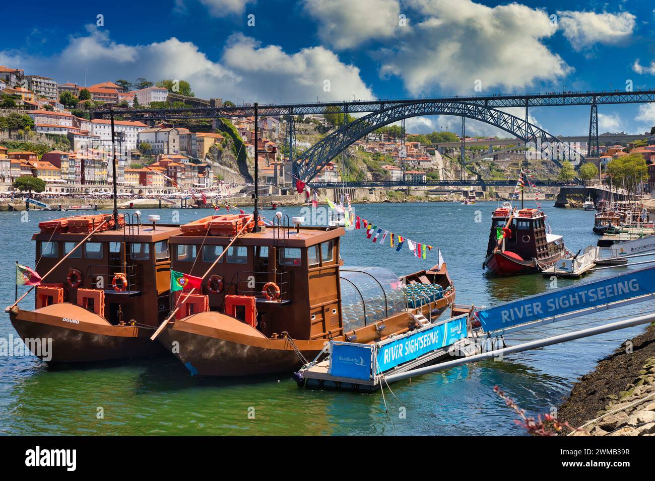 Bateau touristique, rivière Rio Douro, pont Ponte Dom Luis I, Porto, Portugal Banque D'Images