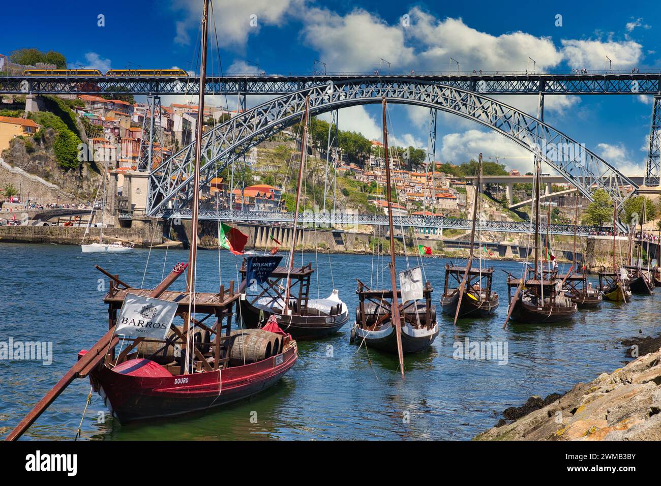 Bateaux de chargement portugais traditionnels transportant du vin de port, rivière Rio Douro, Vila Nova de Gaia, pont Ponte Dom Luis I, Porto, Portugal Banque D'Images