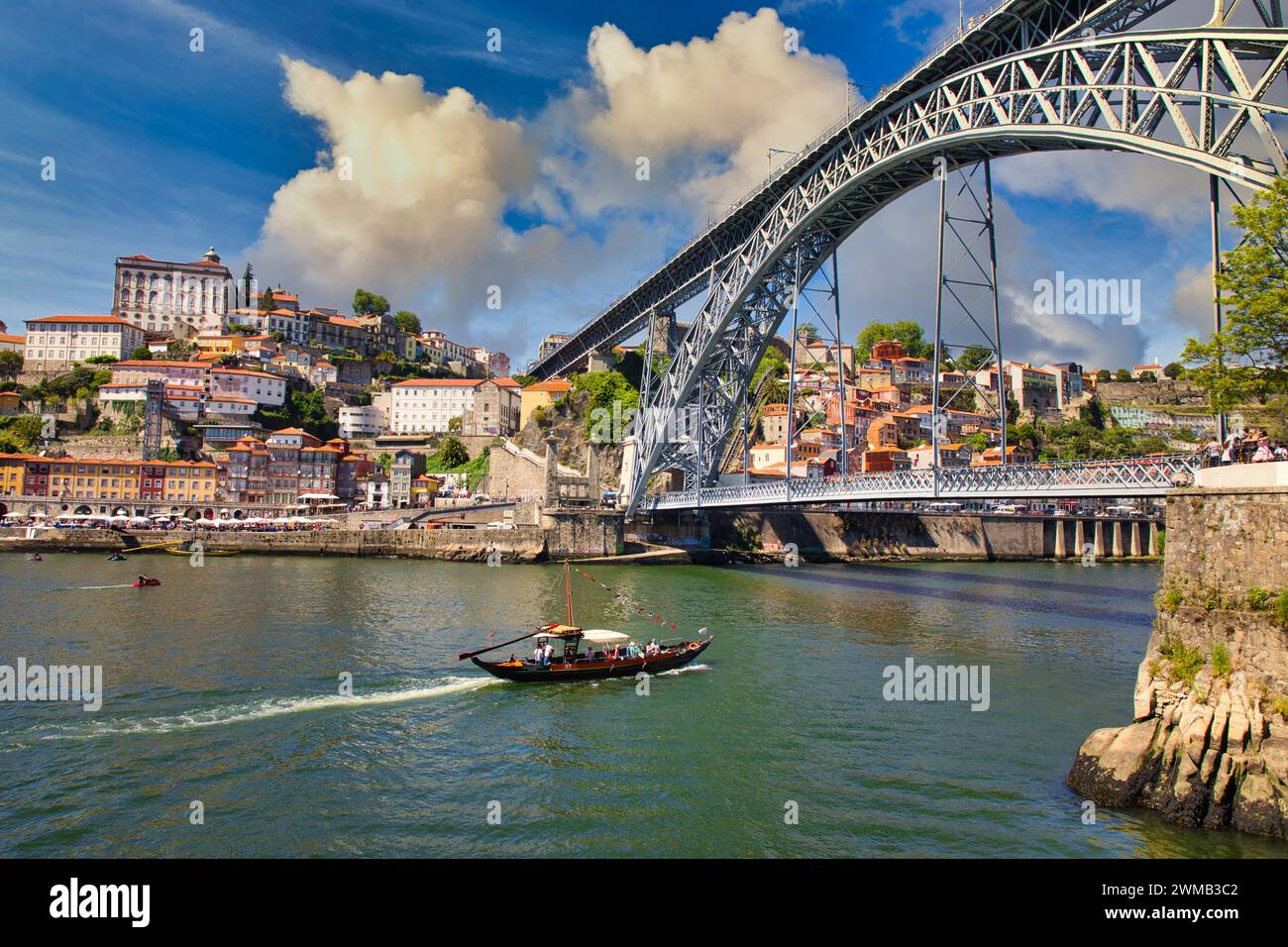 Bateau touristique, rivière Rio Douro, Vila Nova de Gaia, pont Ponte Dom Luis I, Porto, Portugal Banque D'Images