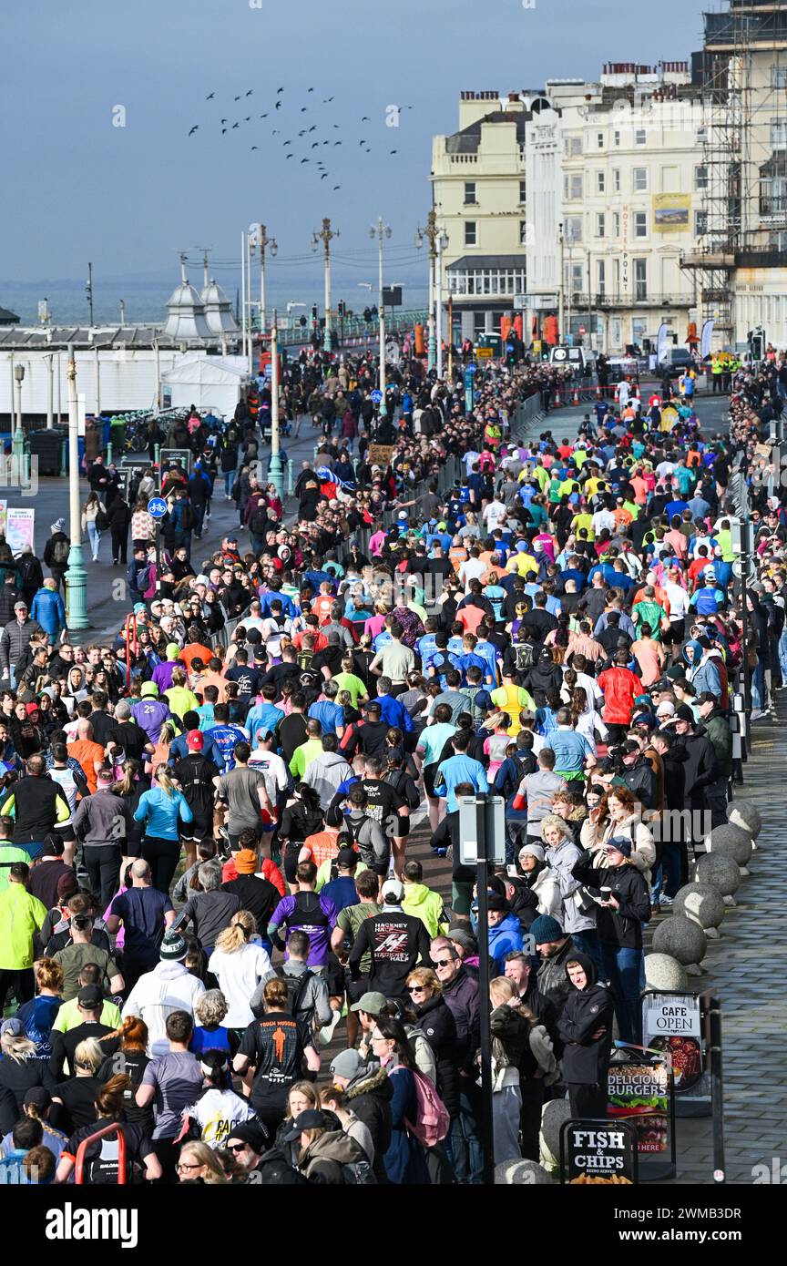 Brighton UK 25 février 2024 - des milliers de coureurs participent au semi-marathon de Brighton par un matin froid et froid le long de la côte sud : Credit Simon Dack / Alamy Live News Banque D'Images