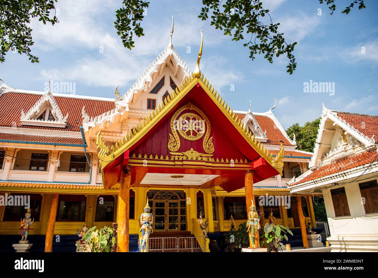 Le temple Wat Pho Bang Khla près de la ville Mueang Chachoengsao ville dans la province de Chachoengsao en Thaïlande. Thaïlande, Chachoengsao, 4 novembre 2023 Banque D'Images