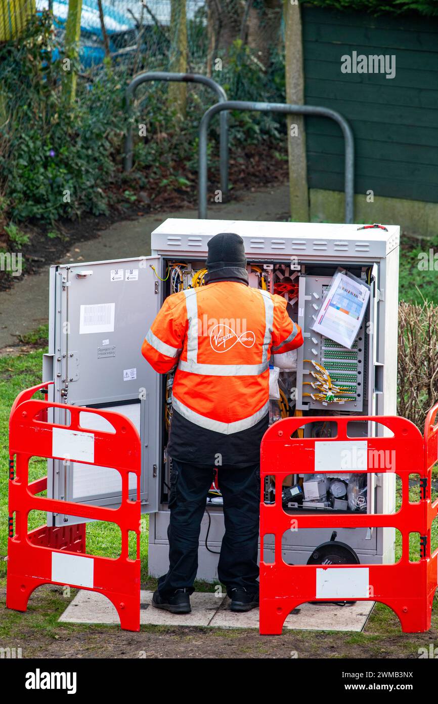 Ingénieur Virgin travaillant sur la nouvelle boîte de jonction installée au Royaume-Uni Banque D'Images