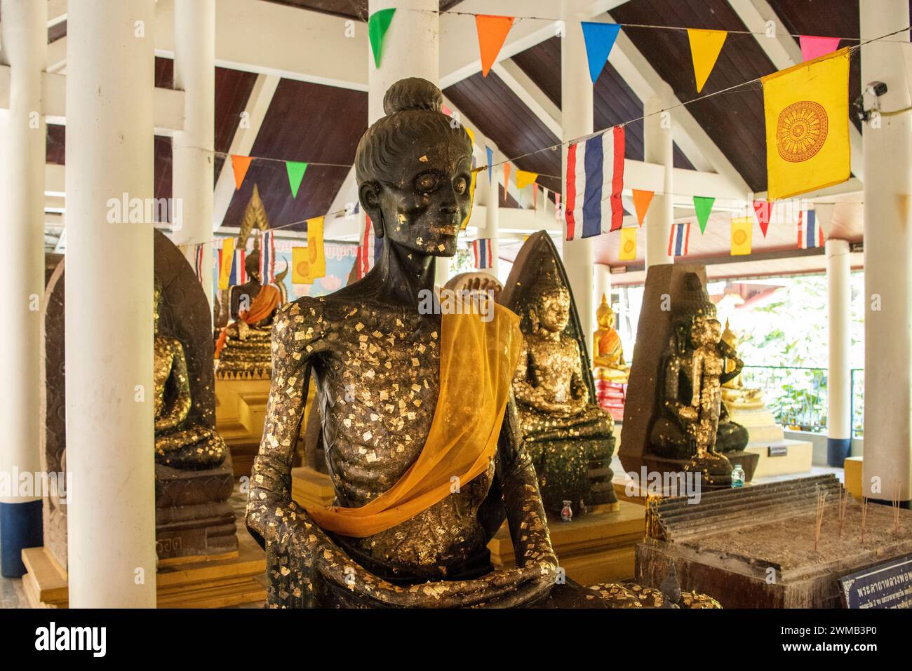 Bouddha à l'intérieur du temple Wat Pho Bang Khla près de la ville Mueang Chachoengsao ville dans la province de Chachoengsao en Thaïlande. Thaïlande, Chachoengsao, Novemb Banque D'Images