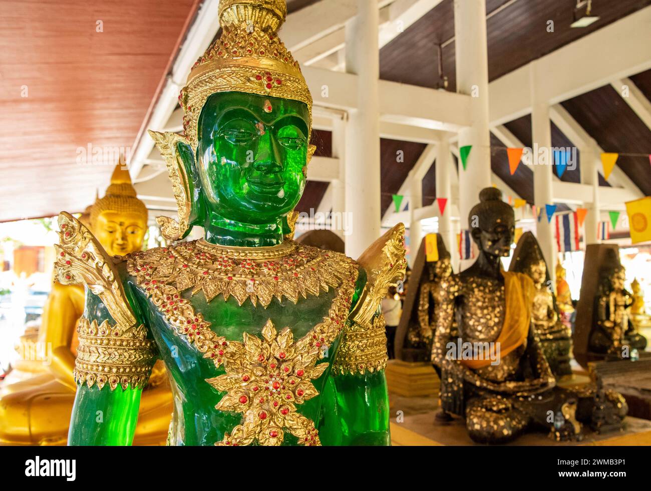 Bouddha à l'intérieur du temple Wat Pho Bang Khla près de la ville Mueang Chachoengsao ville dans la province de Chachoengsao en Thaïlande. Thaïlande, Chachoengsao, Novemb Banque D'Images