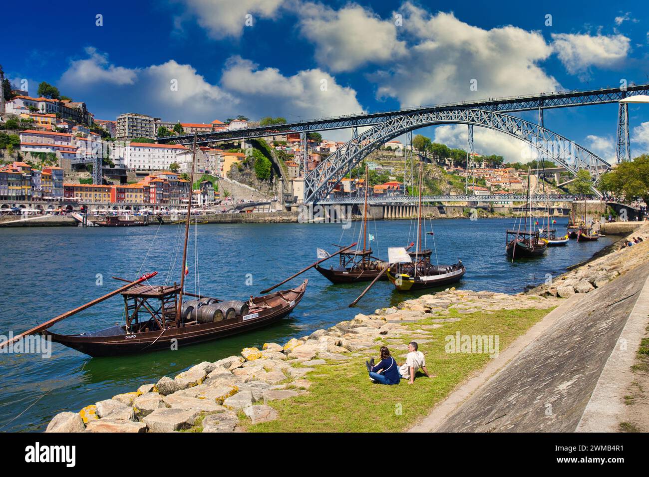 Bateaux de chargement portugais traditionnels transportant du vin de port, rivière Rio Douro, Vila Nova de Gaia, pont Ponte Dom Luis I, Porto, Portugal Banque D'Images