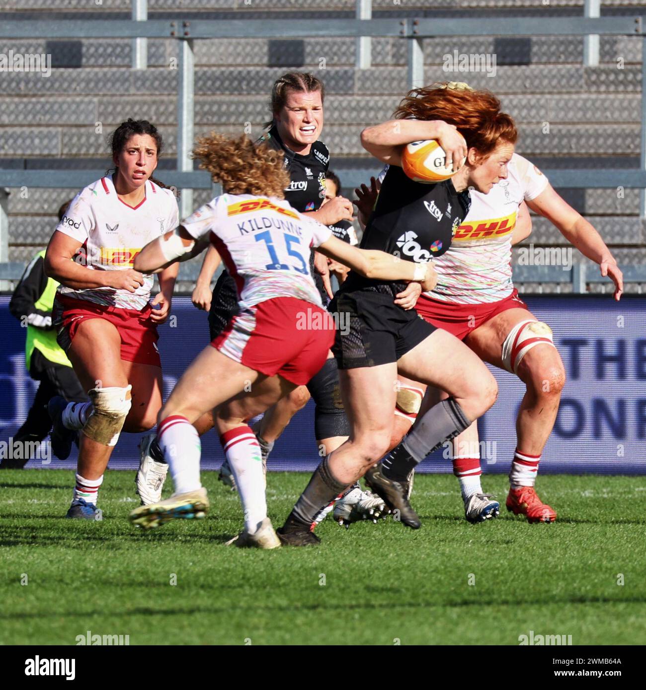 Exeter, Devon, Royaume-Uni. 24 février 2024. Allianz Premiership Women's Rugby : Exeter Chiefs v Harlequins Women at Sandy Park, Exeter, Devon, Royaume-Uni. Photo : Ellie Kildunne s'attaque à Alex Tessier crédit : Nidpor/Alamy Live News Banque D'Images