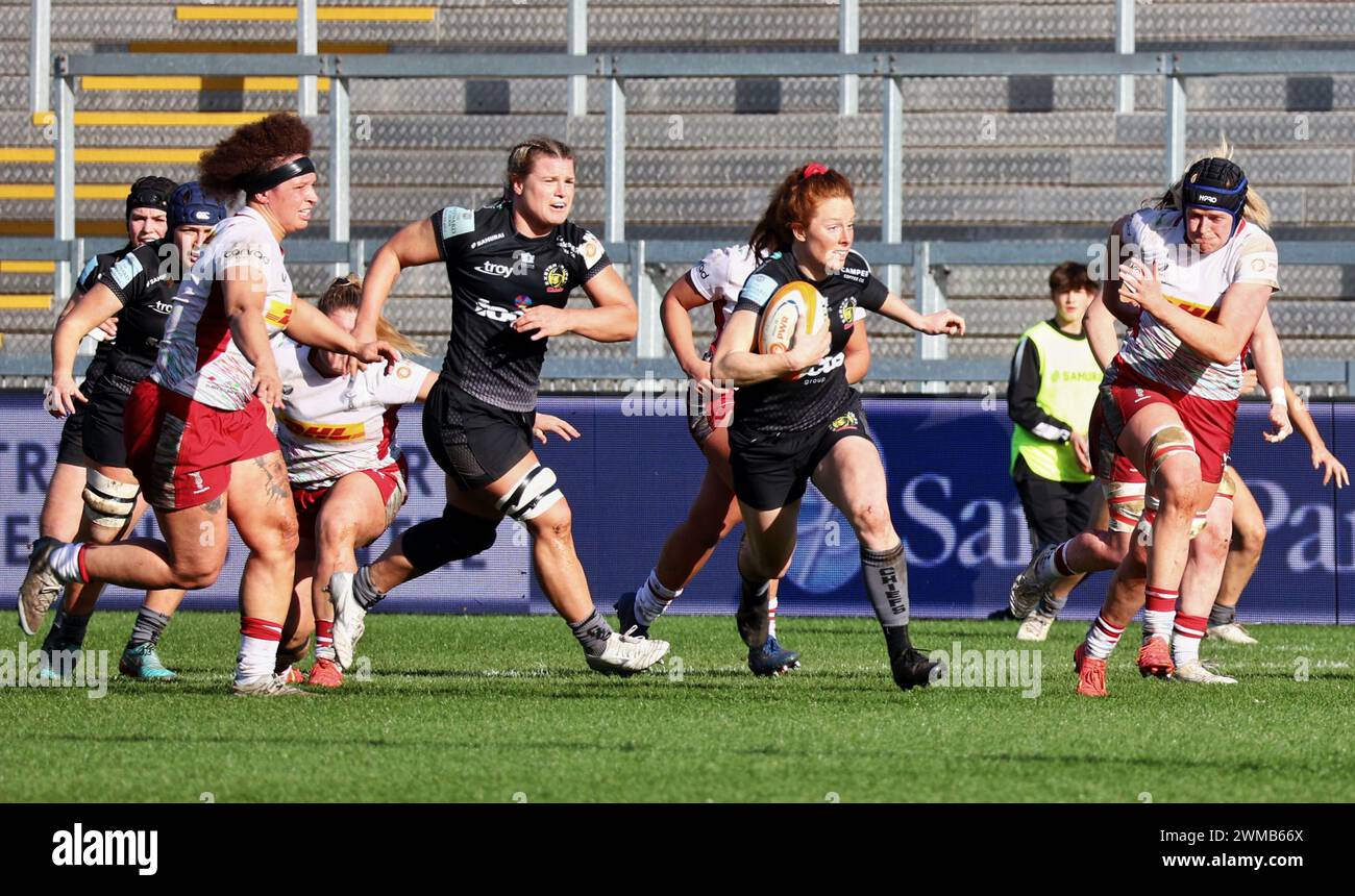 Exeter, Devon, Royaume-Uni. 24 février 2024. Allianz Premiership Women's Rugby : Exeter Chiefs v Harlequins Women at Sandy Park, Exeter, Devon, Royaume-Uni. Photo : Alex Tessier traverse Harlequins Defence Credit : Nidpor/Alamy Live News Banque D'Images