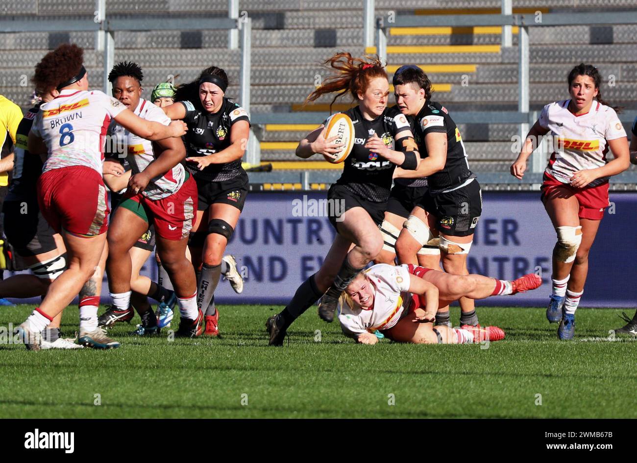 Exeter, Devon, Royaume-Uni. 24 février 2024. Allianz Premiership Women's Rugby : Exeter Chiefs v Harlequins Women at Sandy Park, Exeter, Devon, Royaume-Uni. Photo : Alex Tessier traverse Harlequins Defence Credit : Nidpor/Alamy Live News Banque D'Images