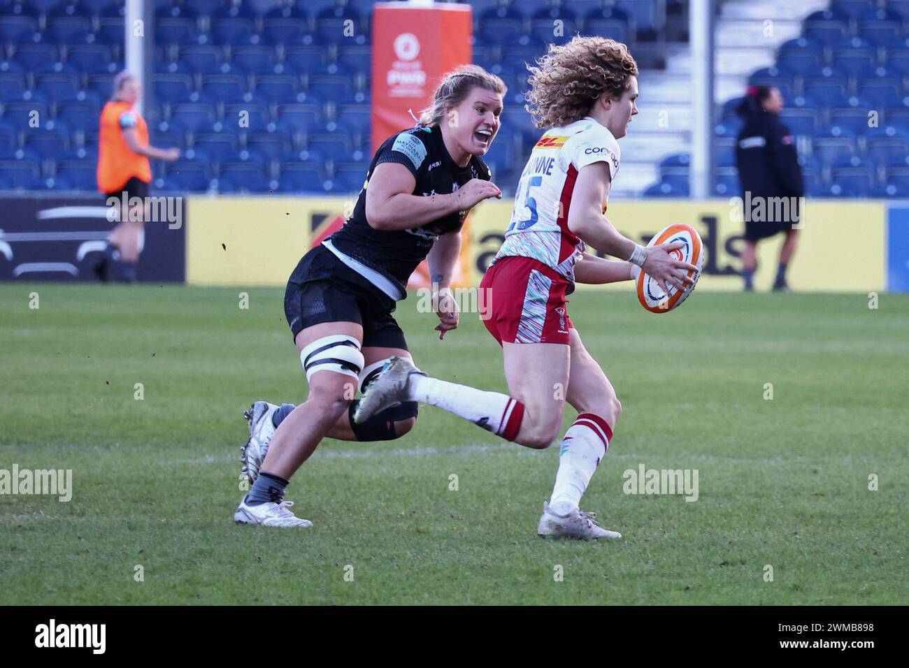 Exeter, Devon, Royaume-Uni. 24 février 2024. Allianz Premiership Women's Rugby : Exeter Chiefs v Harlequins Women at Sandy Park, Exeter, Devon, Royaume-Uni. Photo : Ellie Kildunne poursuivie par Rachel Johnson crédit : Nidpor/Alamy Live News Banque D'Images