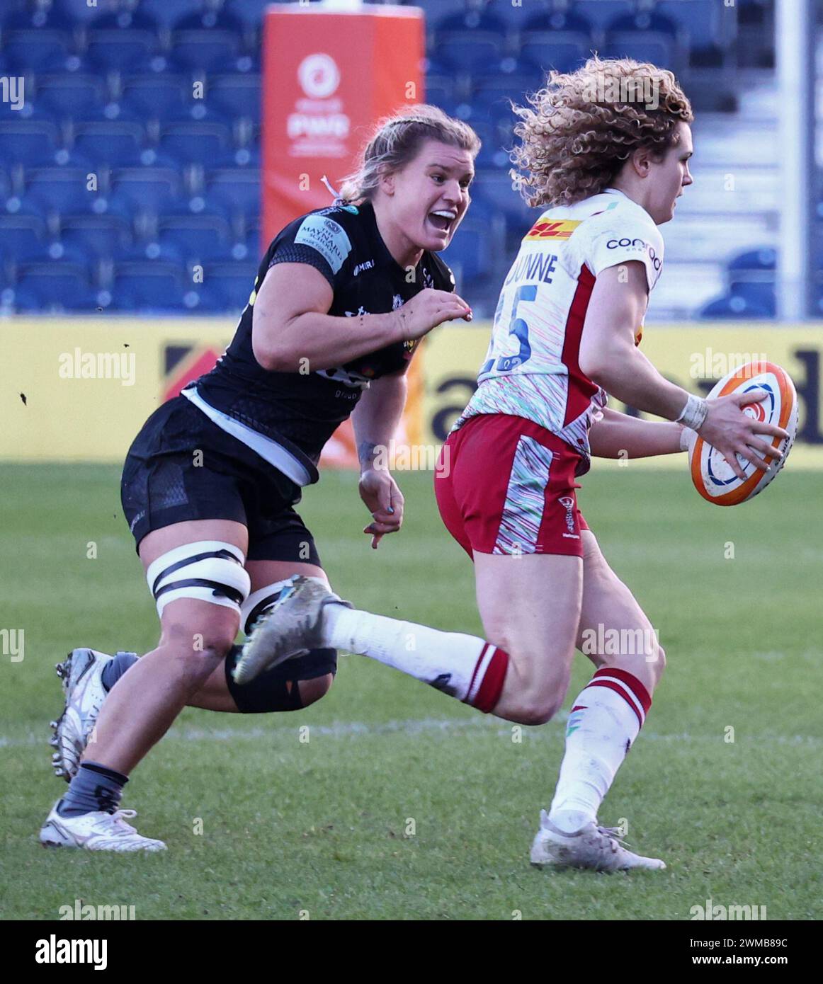 Exeter, Devon, Royaume-Uni. 24 février 2024. Allianz Premiership Women's Rugby : Exeter Chiefs v Harlequins Women at Sandy Park, Exeter, Devon, Royaume-Uni. Photo : Ellie Kildunne poursuivie par Rachel Johnson crédit : Nidpor/Alamy Live News Banque D'Images