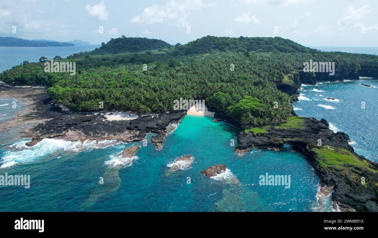 Vue aérienne depuis la plage de Bateria à Ilheu das Rolas à Sao Tomé e principe, Afrique Banque D'Images