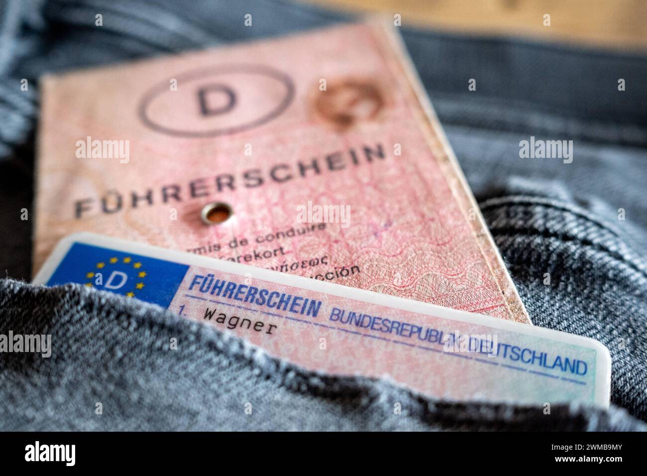 Vergleich Alter und Neuer eu-Führerschein in Jeans Tasche 25.02.24, Limbourg : Symbolfoto, Illustrationsbild, Symbolbild, Illustrationsfoto Vergleich Alter und Neuer eu-Führerschein in Jeans Tasche Das Bild zeigt den direkten Vergleich zwischen dem neuen eu-Scheckkartenführerschein und dem alten rosa Papierführerschein, die gemeinsam in der Tasche einer schwarzen Jeans platzisind. Diese Darstellung veranschaulicht den Übergang gemäß der Dritten eu-Führerscheinrichtlinie, welche vorschreibt, dass alle vor dem 19. Januar 2013 ausgestellten Pkw- und Motorradführerscheine bis zum 19. Januar 2033 Banque D'Images