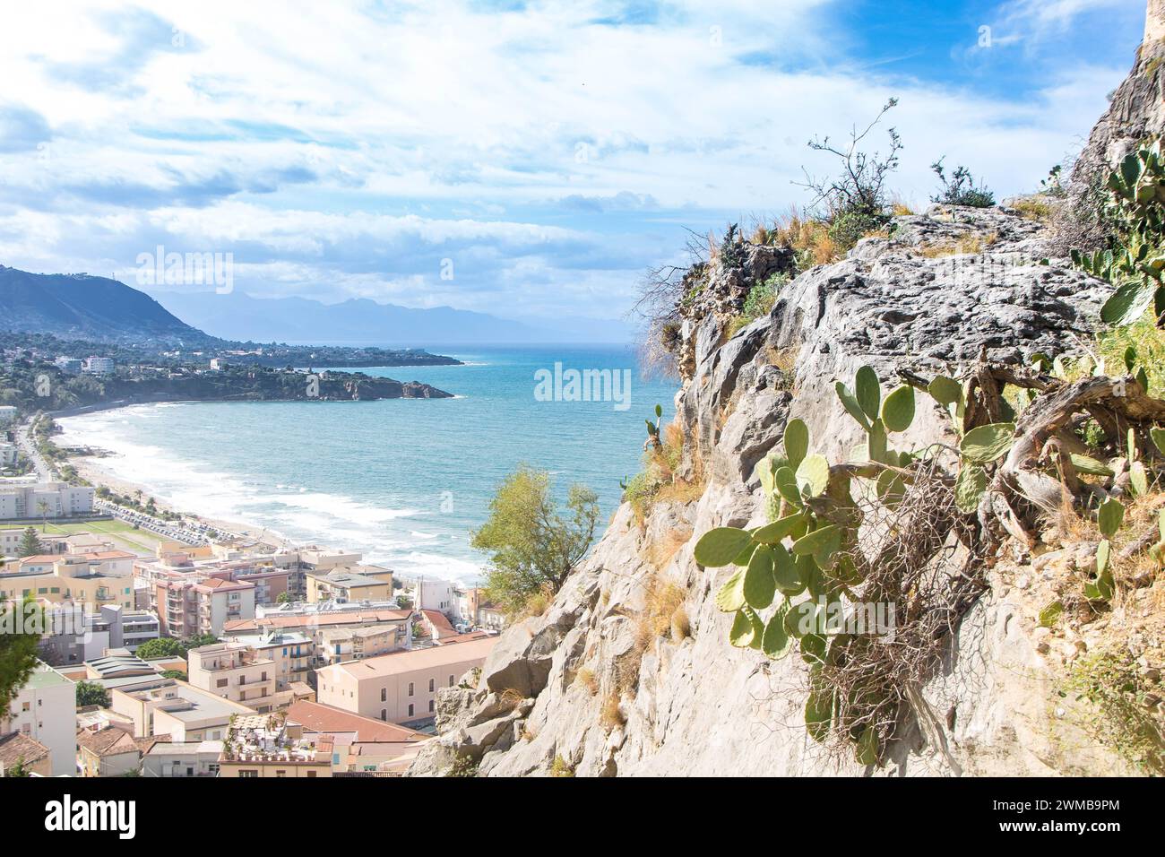 Le rocher de Cefalu ( la rocca di Cefalu) et les ruines du vieux château, province de Palerme, Sicile, Italie Banque D'Images