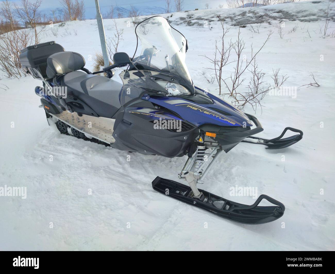 Motoneige ou scooter des neiges pour les voyages d'hiver dans le parc national d'Abisko, Suède Banque D'Images