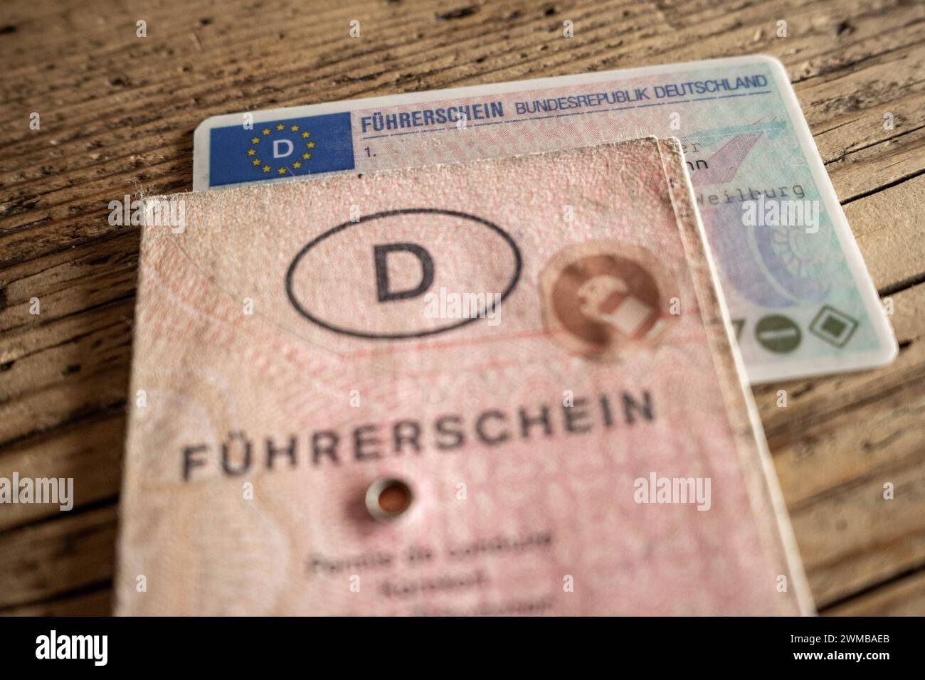 Vergleich Alter und Neuer eu-Führerschein in Jeans Tasche 25.02.24, Limbourg : Symbolfoto, Illustrationsbild, Symbolbild, Illustrationsfoto Neuer eu-Scheckkartenführerschein neben altem rosa Führerschein auf einem Tisch Dieses Bild präsentiert den neuen eu-Scheckkartenführerschein und den traditionellen rosa Papierführerschein nebeneinander auf einem Tisch. Die Aufnahme symbolisiert den Wechsel, der durch die Dritte eu-Führerscheinrichtlinie vorgeschrieben wird, wonach alle vor dem 19. Januar 2013 ausgestellten Pkw- und Motorradführerscheine bis zum 19. Januar 2033 in das neue, einheitliche und Banque D'Images