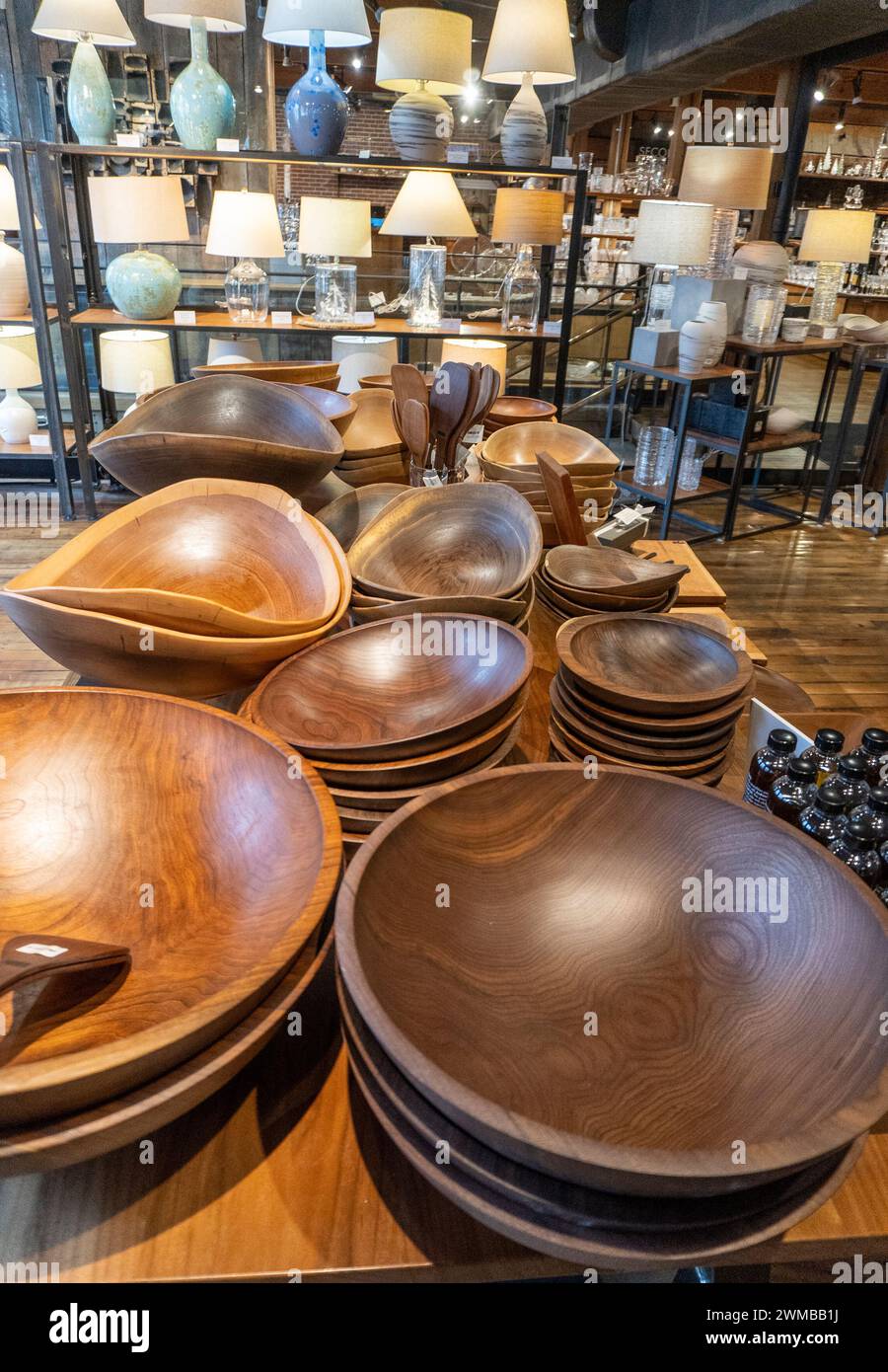 Bols en bois à vendre chez Simon Pearce dans le Vermont Banque D'Images