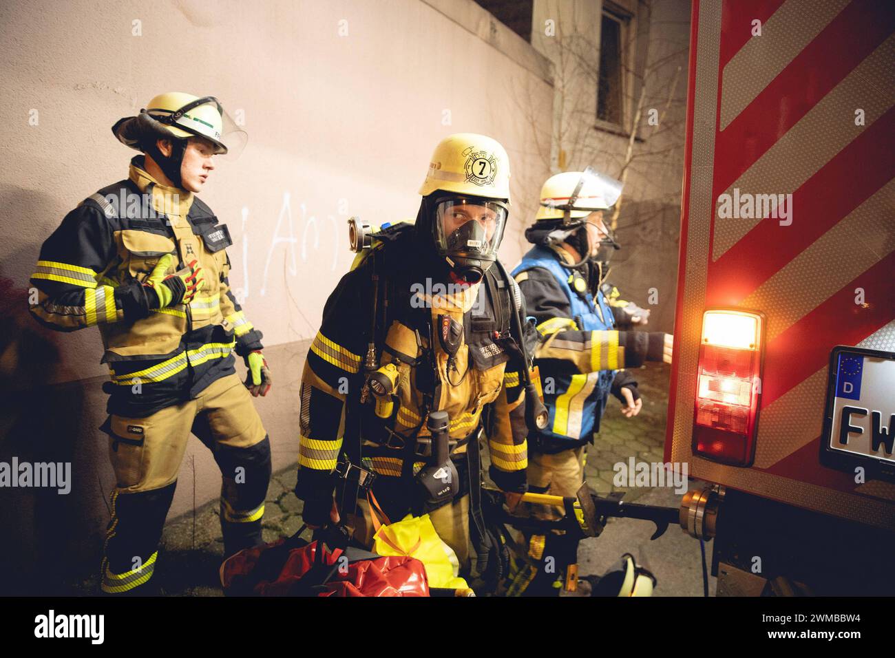 Einsatzkräfte der Feuerwehr BEI einer Übung. *** Pompiers pendant un exercice Banque D'Images