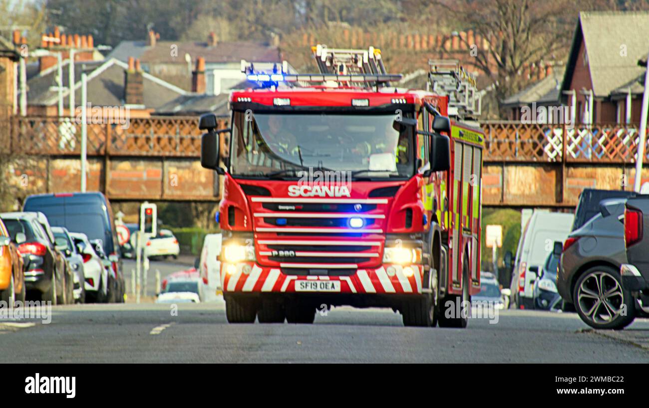 Glasgow, Écosse, Royaume-Uni. 25 février 2024. Les services d'urgence assistent à l'incident alors que la personne soupçonnée dans l'eau a vu une énorme réponse comprenant trois véhicules de police, deux moteurs de pompiers, une ambulance et un véhicule de récupération des incendies à berwick Street au sud de South Street à côté de la rivière clyde. Crédit Gerard Ferry/Alamy Live News Banque D'Images