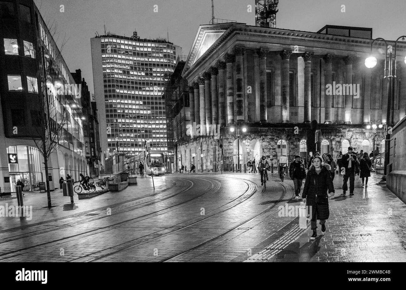 Birmingham grade I bâtiment classé ancien hôtel de ville après restauration maintenant utilisé comme salle de concert et salles d'art la nuit avec les lignes de tramway de la ville. Banque D'Images