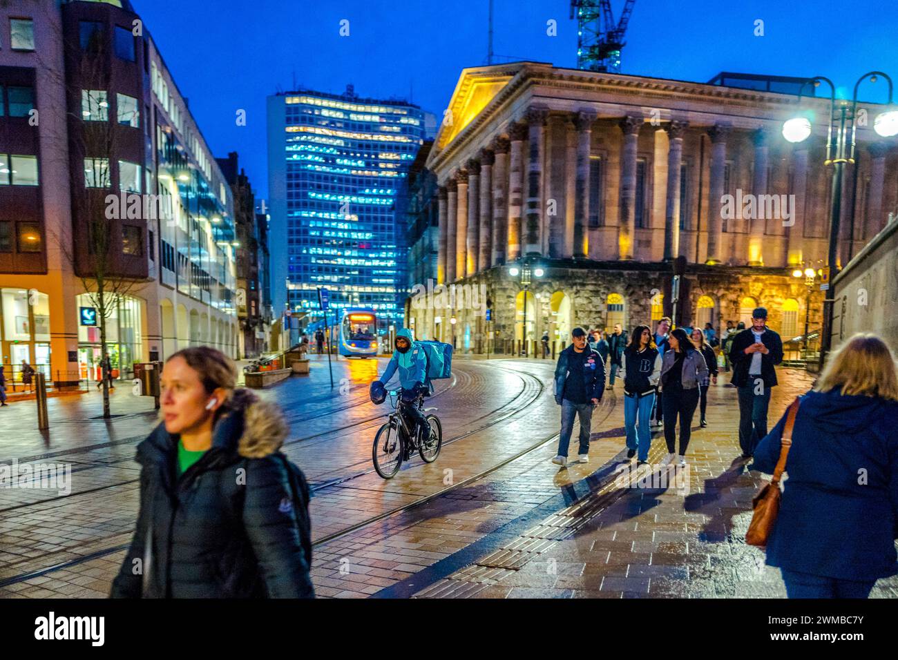 Birmingham grade I bâtiment classé ancien hôtel de ville après restauration maintenant utilisé comme salle de concert et salles d'art la nuit avec les lignes de tramway de la ville. Banque D'Images