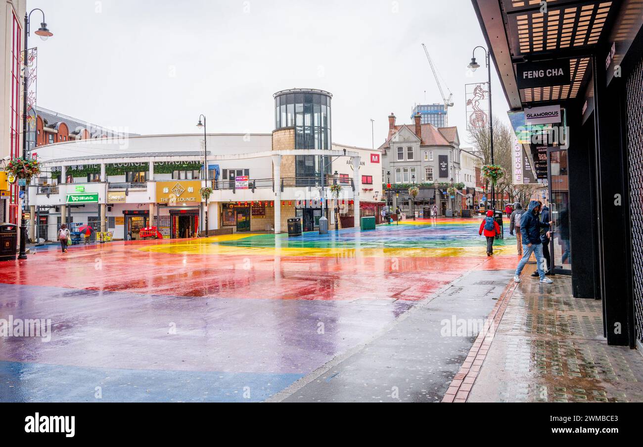 Birmingham Gay Village est un quartier LGBT à côté du quartier chinois dans la ville de Birmingham par un jour d'hiver froid et humide. Banque D'Images