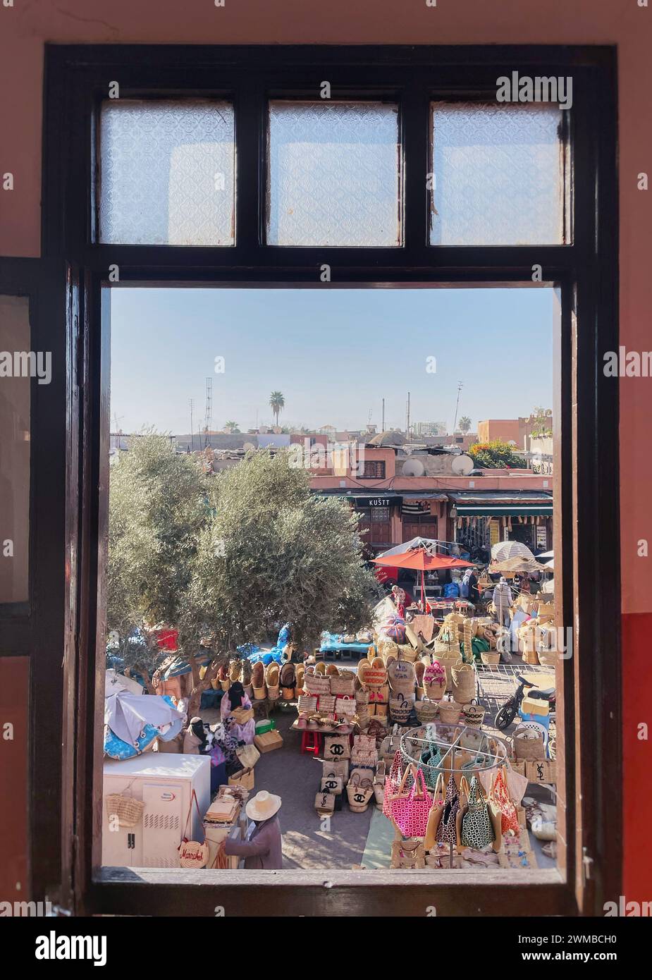 Vue fenêtre sur le marché de Marrakech Banque D'Images