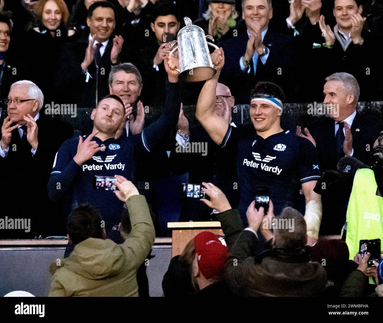 Championnat des 6 Nations 2024 - Écosse v, Royaume-Uni. 24 février 2024. Scotland Fly-Half, Finn Russell, et Openside flanker, Rory Darge, montrent la Calcutta Cup après avoir battu l'Angleterre 30-21 au 3e tour du championnat des 6 Nations 2024 au Scottish Gas Murrayfield Stadium, Édimbourg, Royaume-Uni crédit : Ian Jacobs/Alamy Live News Banque D'Images