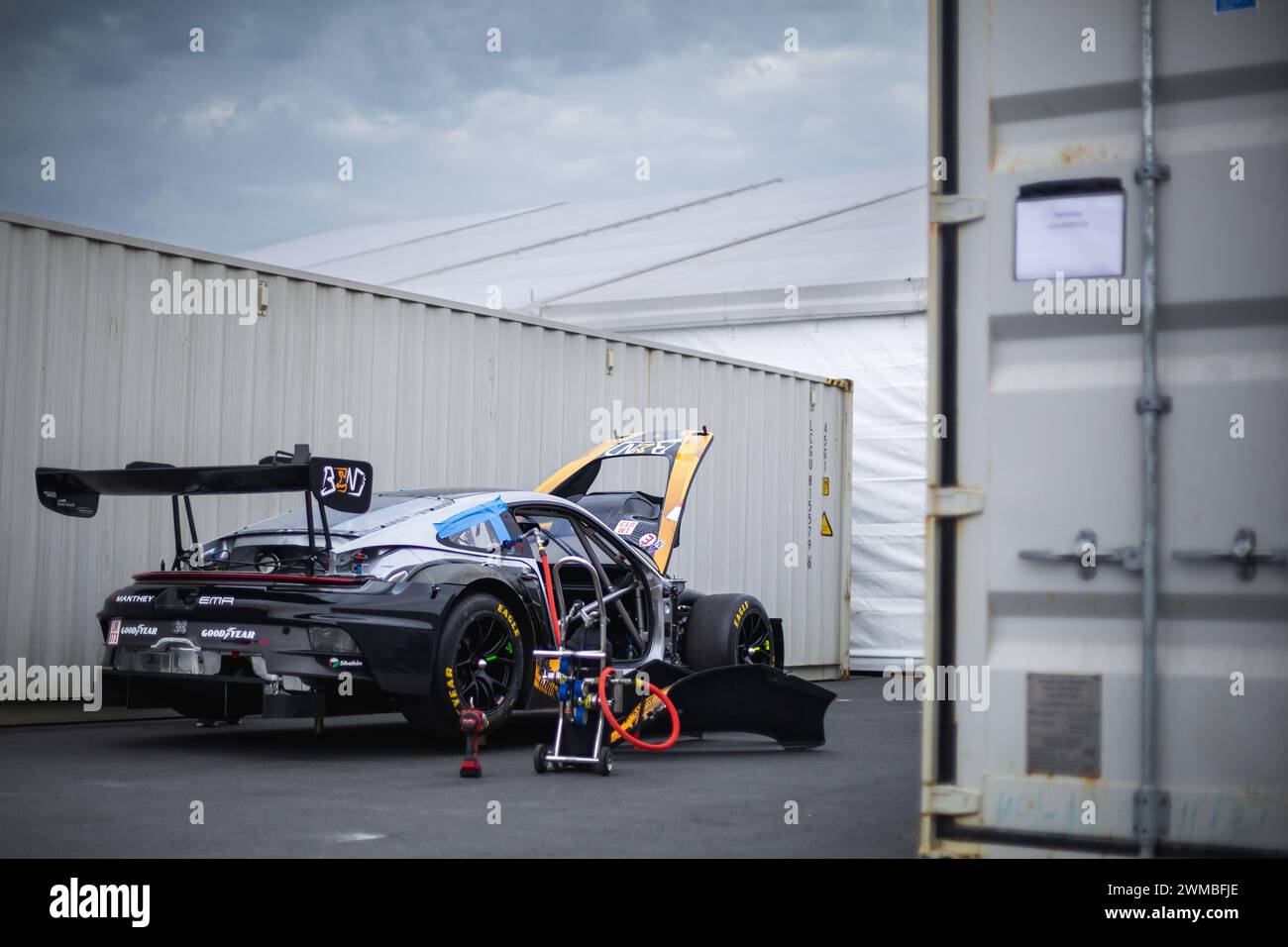 Manthey Purerxcing, Porsche 911 GT3 R #91, ambiance lors du Prologue du Championnat du monde d'Endurance FIA 2024, du 24 au 26 février 2024 sur le circuit international de Losail à Lusail, Qatar Banque D'Images