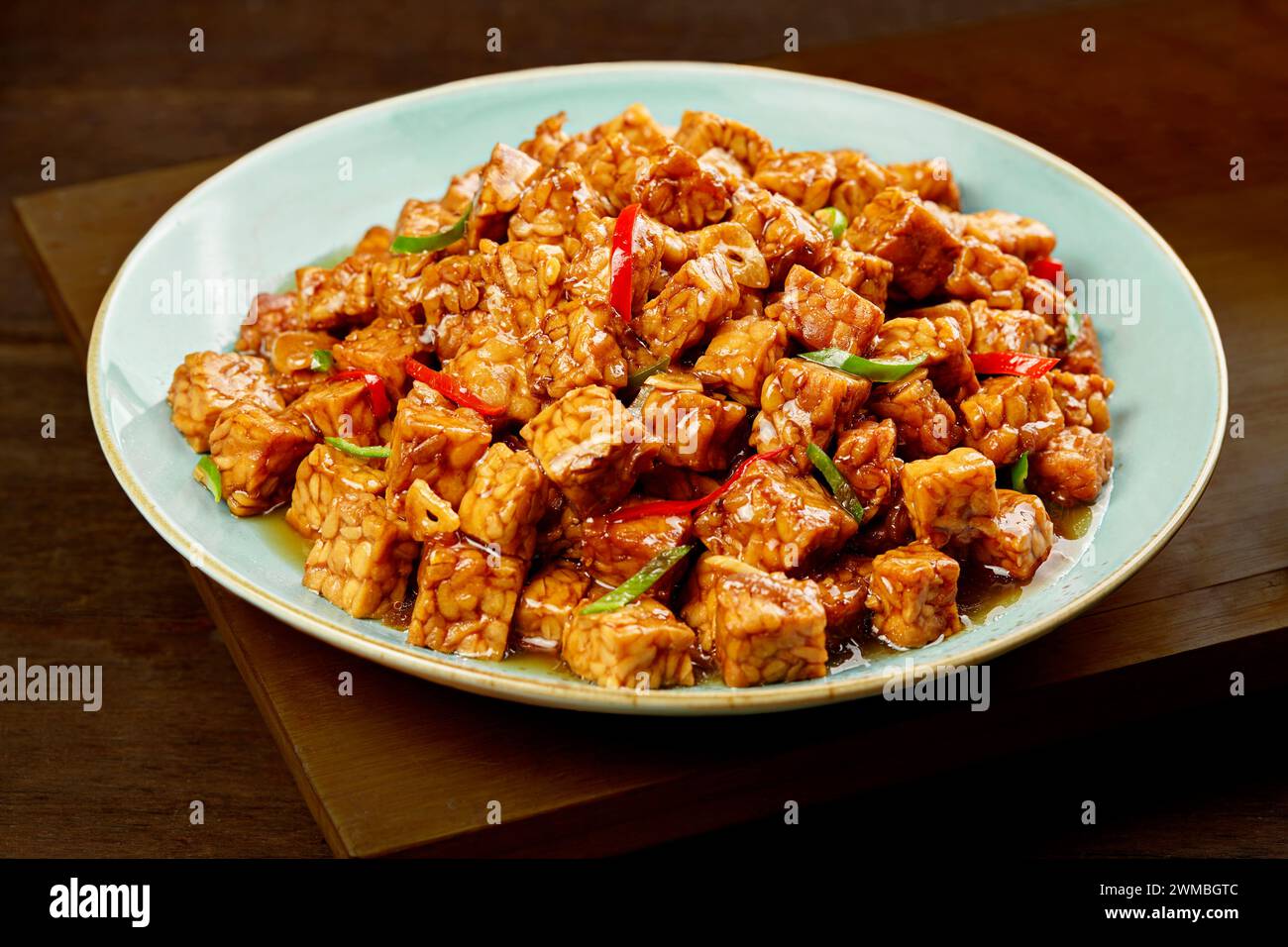 Une portion de plats traditionnels de tempeh Banque D'Images